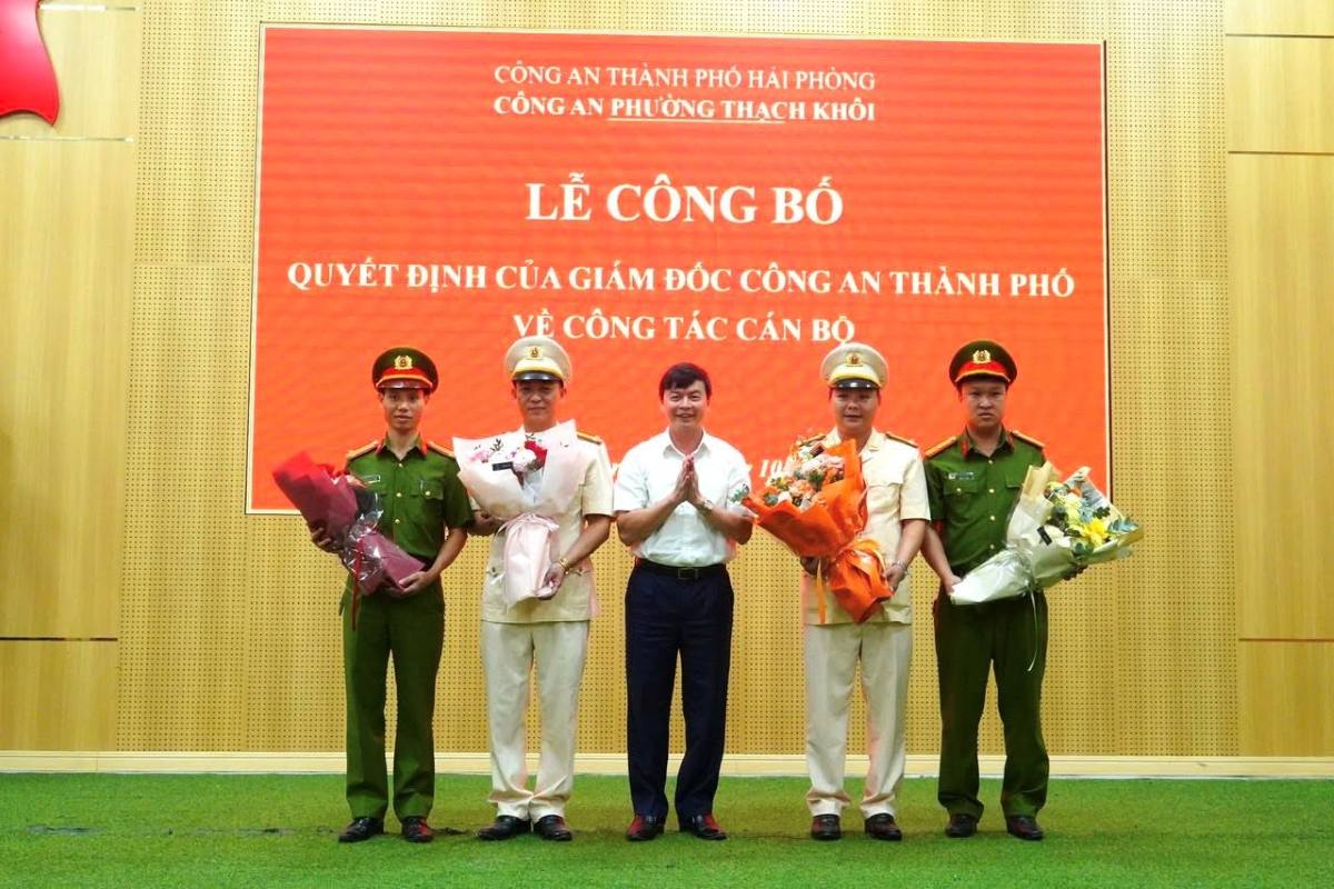 Cong an phuong Thach Khoi cong bo cac quyet dinh ve cong tac can bo. Ảnh: Cong an phuong Thach Khoi