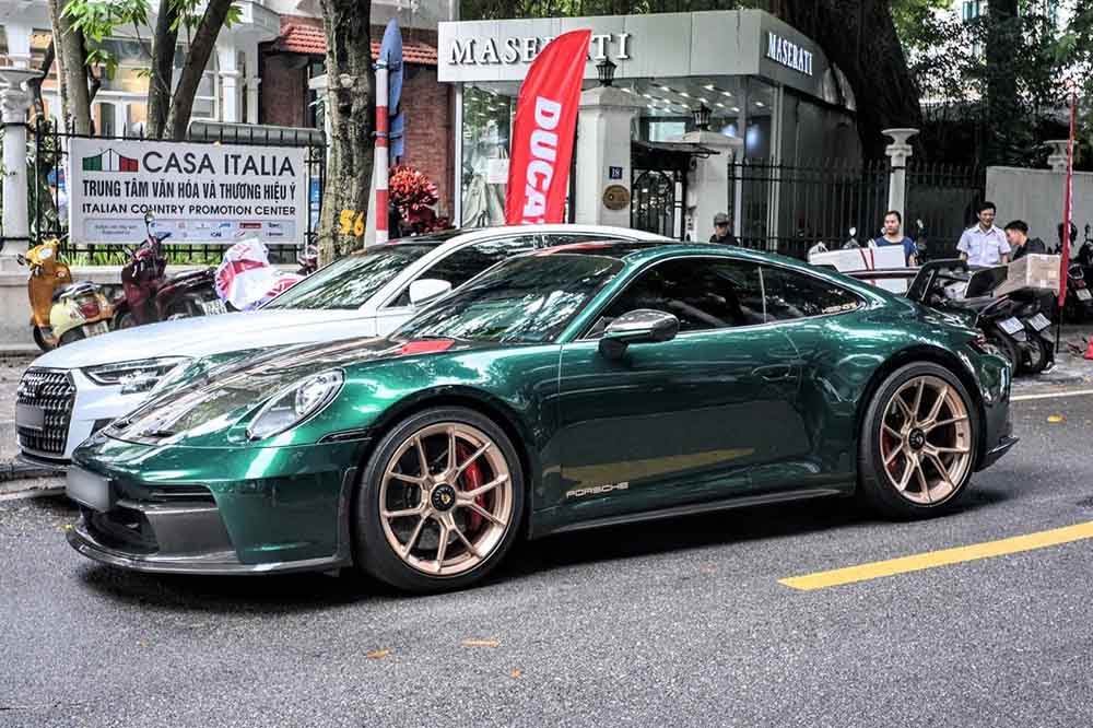 El Porsche 911 Carrera de la generacion 992 en Hanoi se actualiza al estilo GT3 con un aspecto de coche de carreras callejero. Foto: Huy Nguyen