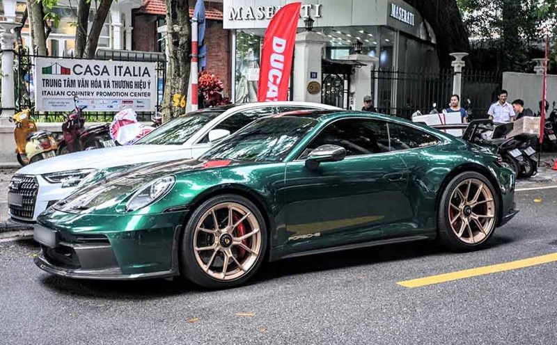The Porsche 911 Carrera generation 992 in Hanoi has been upgraded in GT3 style, with a strong appearance of a street racing car. Photo: Huy Nguyen