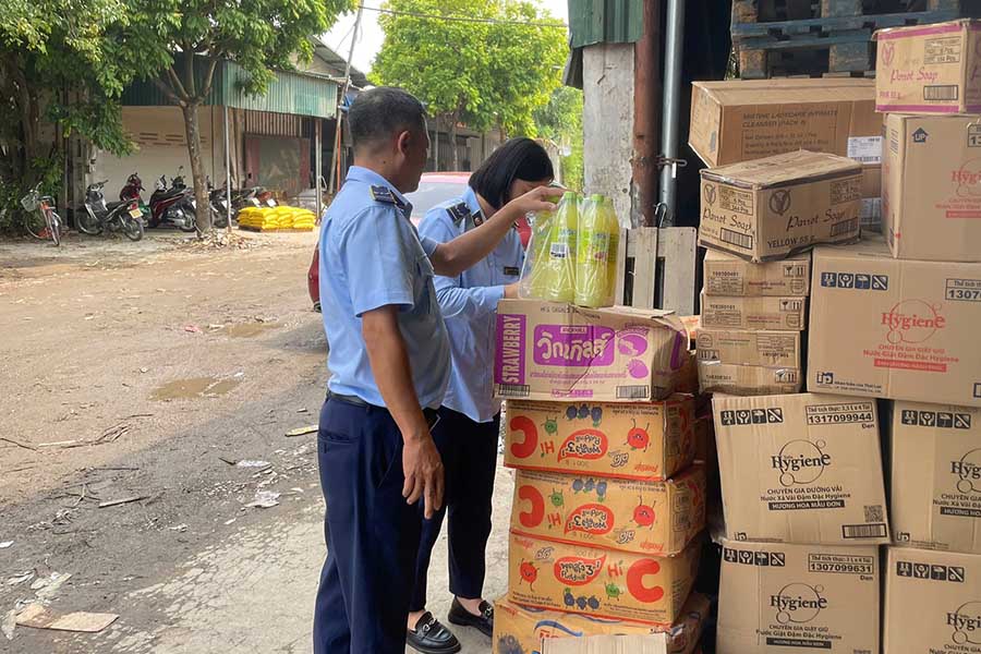 En moins de 2 mois l'entreprise a ete decouverte a 2 reprises comme faisant du commerce d'aliments importes illegalement. Photo : Departement QLTT de Hanoï