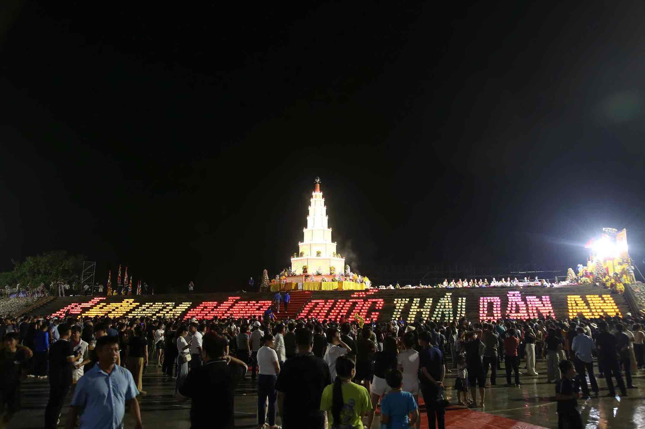 Thap hoa dang 9 tang ruc sang trong dem hoi, tuong trung cho su giao hoa troi – dat. Anh: Ban to chuc