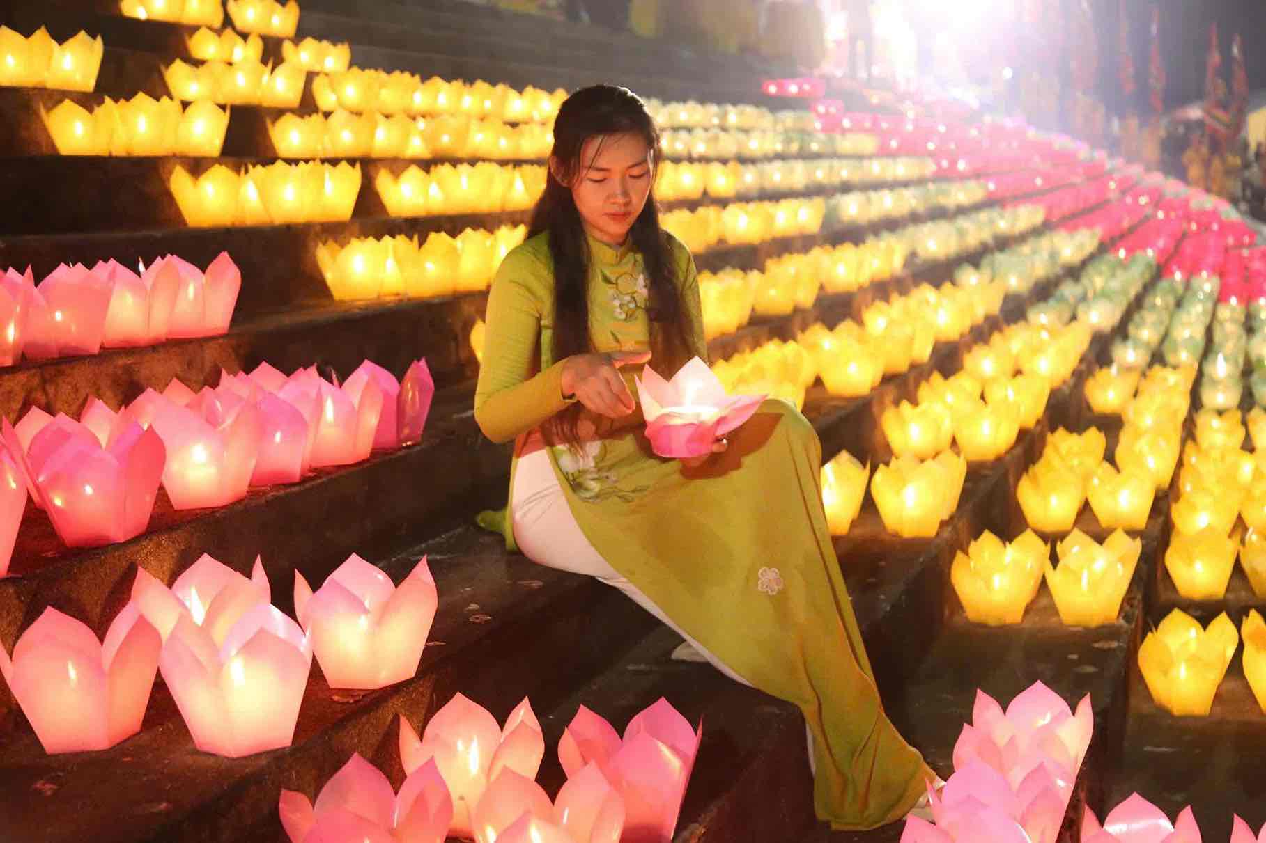 Nghi lễ thả đèn hoa đăng diễn ra trang nghiêm, xúc động trên bến Vạn Kiếp, TP Hải Phòng. Ảnh: Ban tổ chức