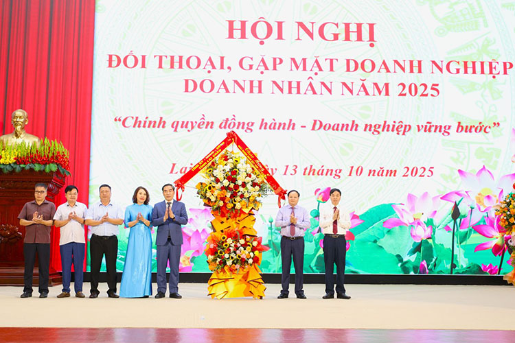 Les dirigeants de la province de Lai Chau offrent des fleurs pour feliciter les entrepreneurs et les entreprises a l'occasion de la Journee des entrepreneurs vietnamiens 13 octobre. Photo : Comite populaire de la province de Lai Chau