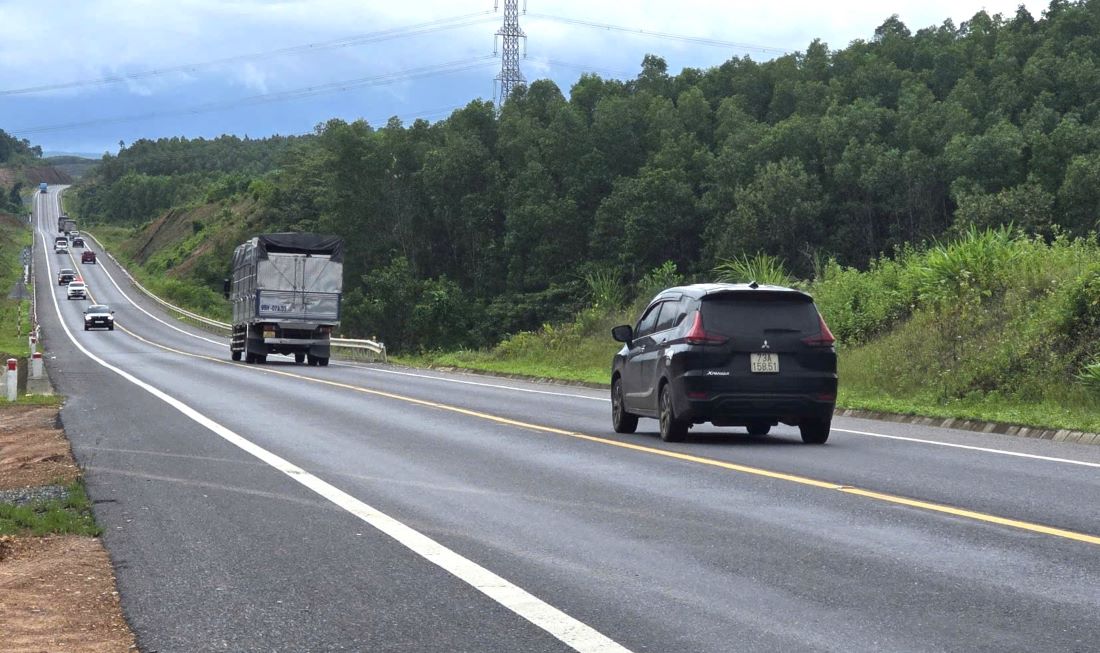 La superficie de la autopista Cam Lo - Van Ninh revela claramente grietas hundidas y resbaladizas. Foto: Hung Tho