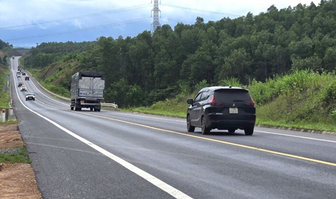 Mặt đường cao tốc Cam Lộ - La Sơn trơn trượt, hằn lõm kéo dài