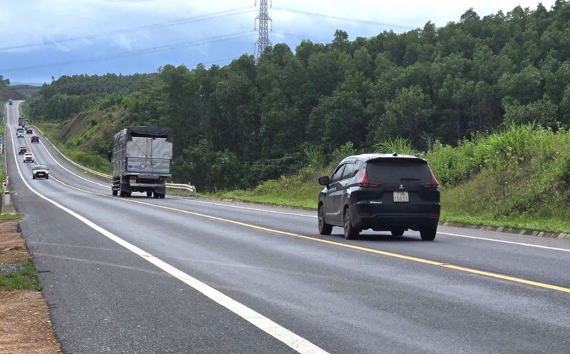 The road surface of Cam Lo - Van Ninh Expressway is clearly gravel and slippery. Photo: Hung Tho
