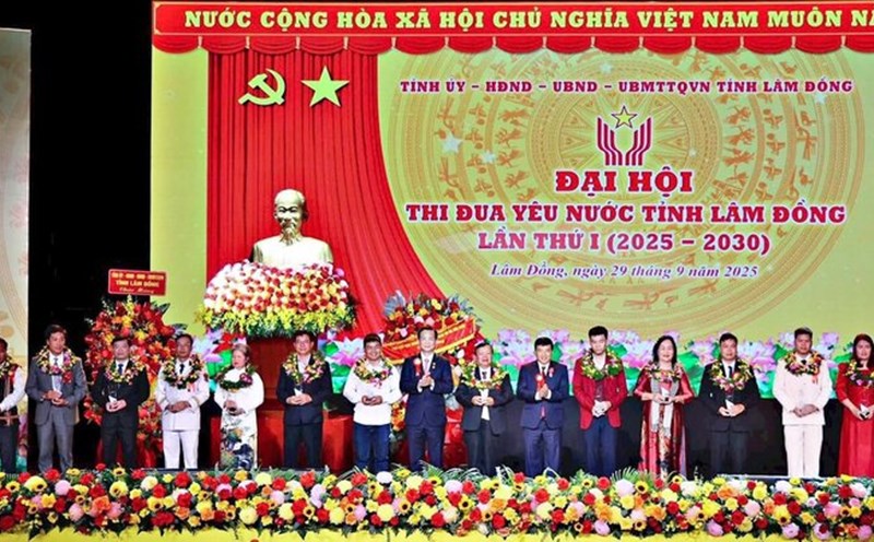 Ms. Trinh Thi Phung - a worker at Da Lat Urban Services Joint Stock Company (second from right) was honored to be awarded at the Patriotic Emulation Congress of Lam Dong province in 2025. Photo: Duc Lam