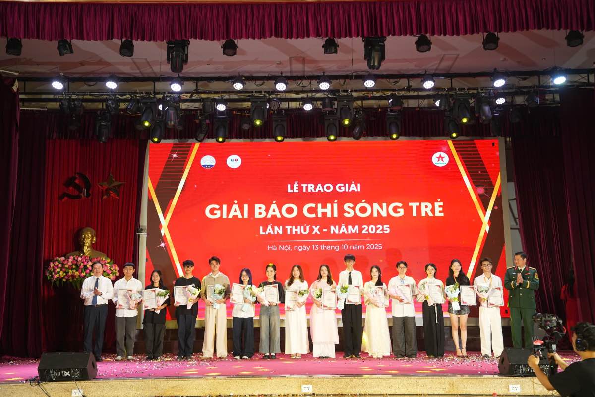 Trao thuong nhom tac gia, tac gia doat giai Nhi tai Le trao giai Bao chi Song tre lan thu X, nam 2025. Anh: Ban To chuc