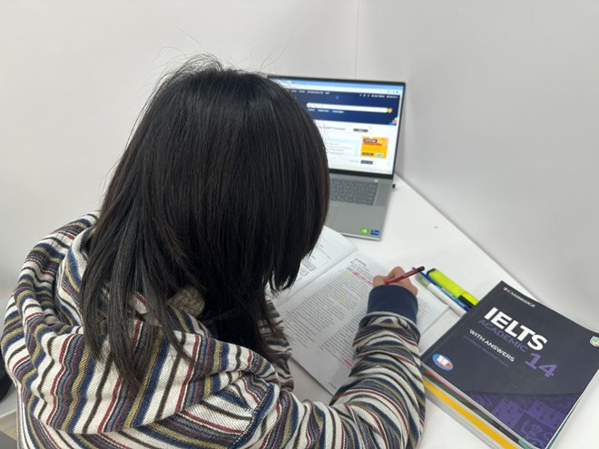 Nhung nam gan day, phu huynh, hoc sinh do xo on thi chung chi IELTS de tim kiem co hoi vao dai hoc. Anh: Anh Duc