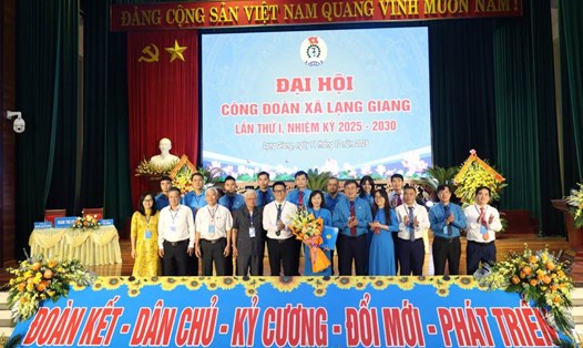 Ông Thạch Văn Chung - Tỉnh uỷ viên, Phó Chủ tịch MTTQ Việt Nam tỉnh Bắc Ninh, Chủ tịch LĐLĐ tỉnh Bắc Ninh trao quyết định và tặng hoa chúc mừng Ban Chấp hành Công đoàn xã Lạng Giang tại đại hội. Ảnh: Quyết Chiến