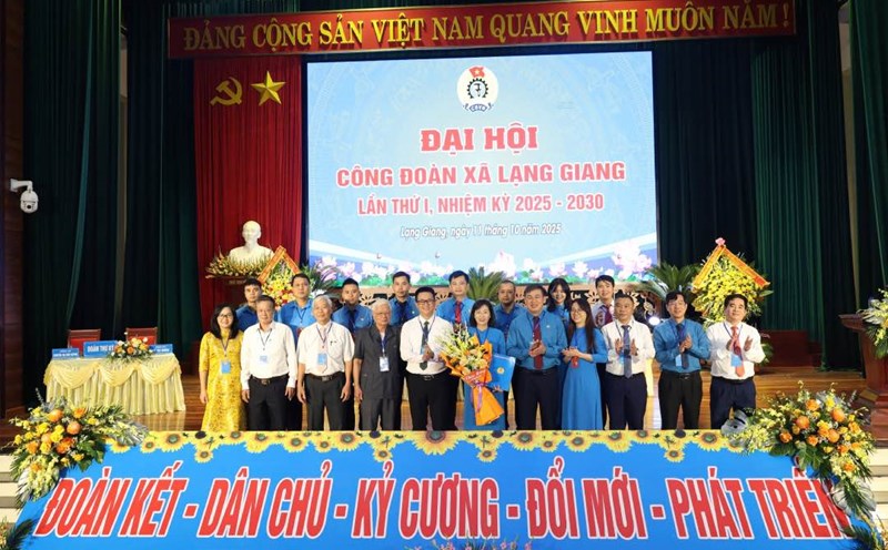 Mr. Thach Van Chung - Member of the Provincial Party Committee, Vice Chairman of the Vietnam Fatherland Front of Bac Ninh province, Chairman of the Bac Ninh Provincial Federation of Labor presented the decision and presented flowers to congratulate the Executive Committee of the Trade Union of Lang Giang commune at the congress. Photo: Quyet Chien