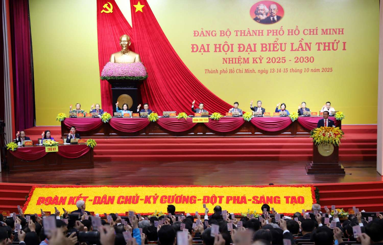 2025-2030 임기 제1차 호치민시 당위원회 대표자 대회 준비 세션. 사진: 조직위원회