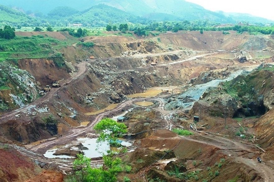 The risk of landslides threatens the residential area at the foot of the Trai Cau iron mine. Photo: The Binh