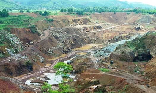 Nguy cơ sạt lở đe dọa khu dân cư dưới chân mỏ sắt Trại Cau. Ảnh: Thế Bình