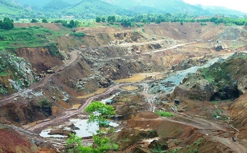 The risk of landslides threatens the residential area at the foot of the Trai Cau iron mine. Photo: The Binh