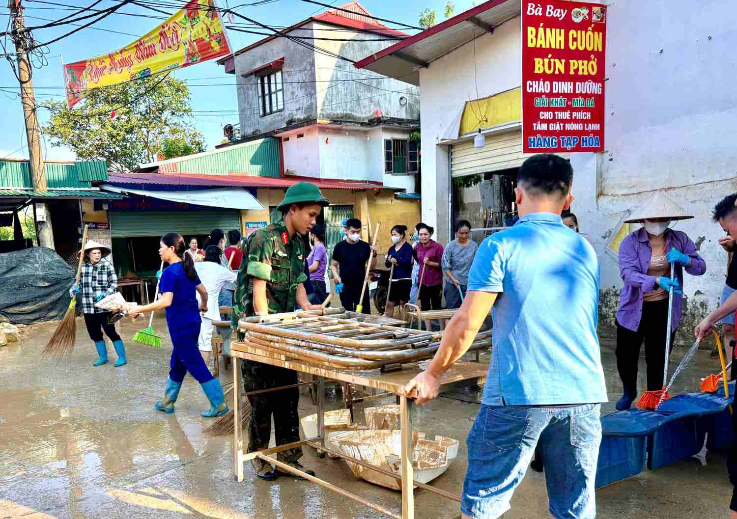 Lực lượng chức năng hỗ trợ người dân dọn dẹp sau lũ lại xã Hữu Lũng, tỉnh Lạng Sơn. Ảnh: Trịnh An