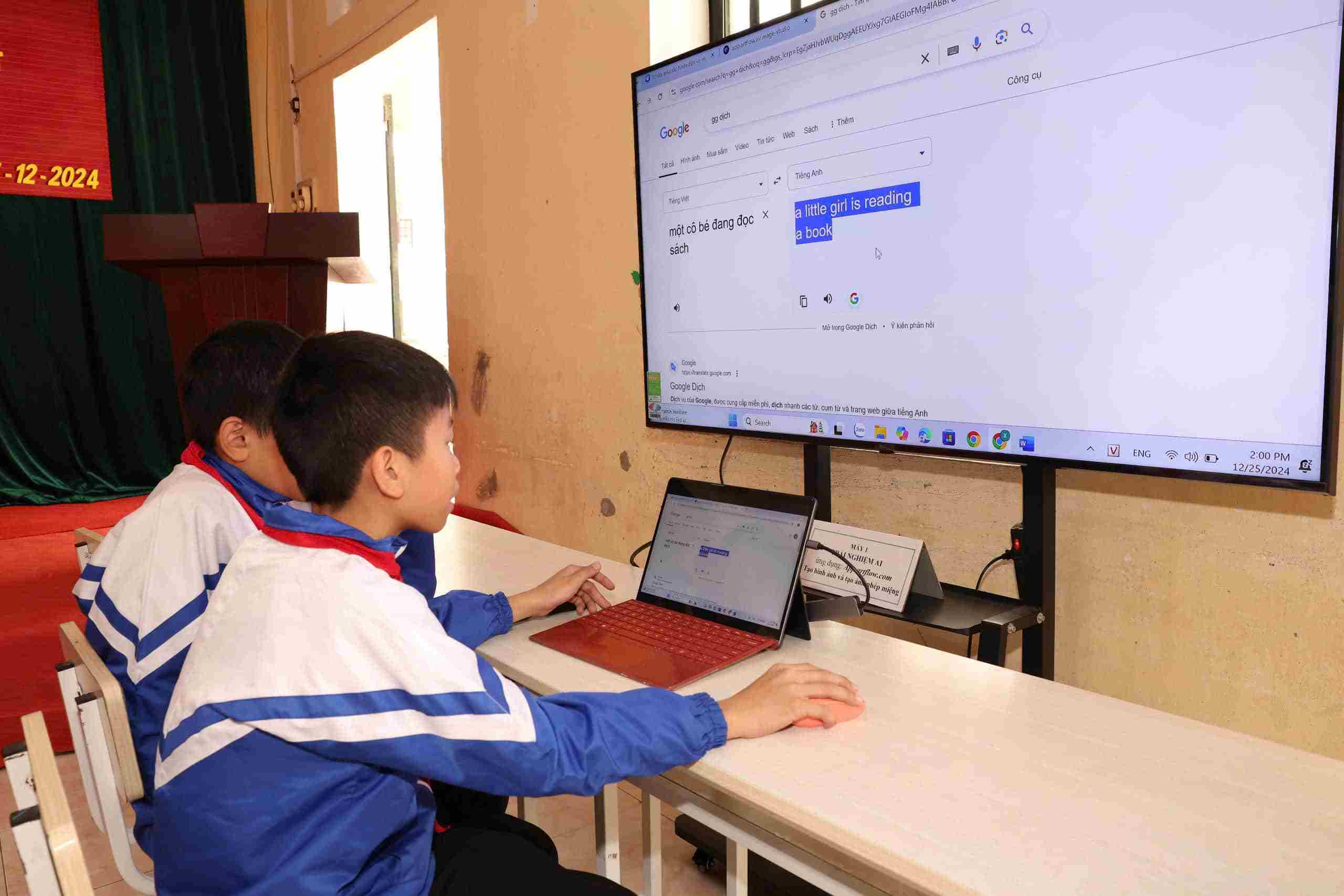 Students practice making products using AI technology. Photo: Nguyen Truong