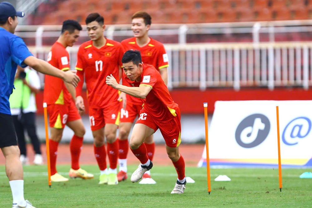 The Vietnam team practices at Thong Nhat Stadium before the match with Nepal. Photo: Thanh Vu