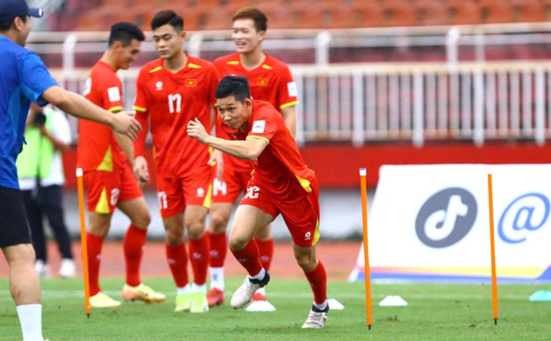 The Vietnam team practices at Thong Nhat Stadium before the match with Nepal. Photo: Thanh Vu