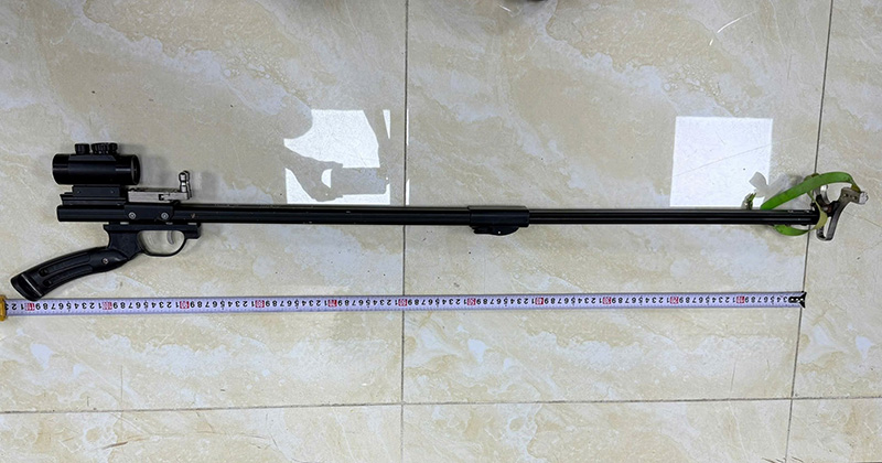 Các đối tượng dùng súng ná cao su bắn bi vào xe ô tô. Ảnh: Công an Hải Phòng