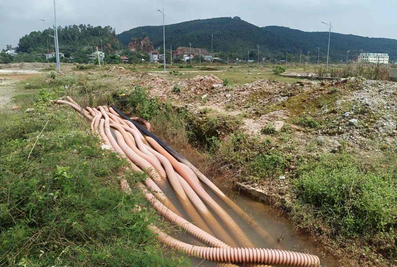The new residential area project in the East in Ha Trung commune, Thanh Hoa province is tens of hectares wide, and after a huge construction, it is lying idle. Photo: Quach Du