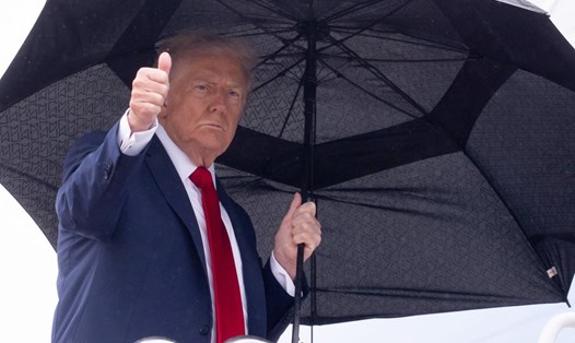 Tổng thống Mỹ Donald Trump lên chuyên cơ Air Force One ngày 12.10 để đi đến Trung Đông. Ảnh: Xinhua