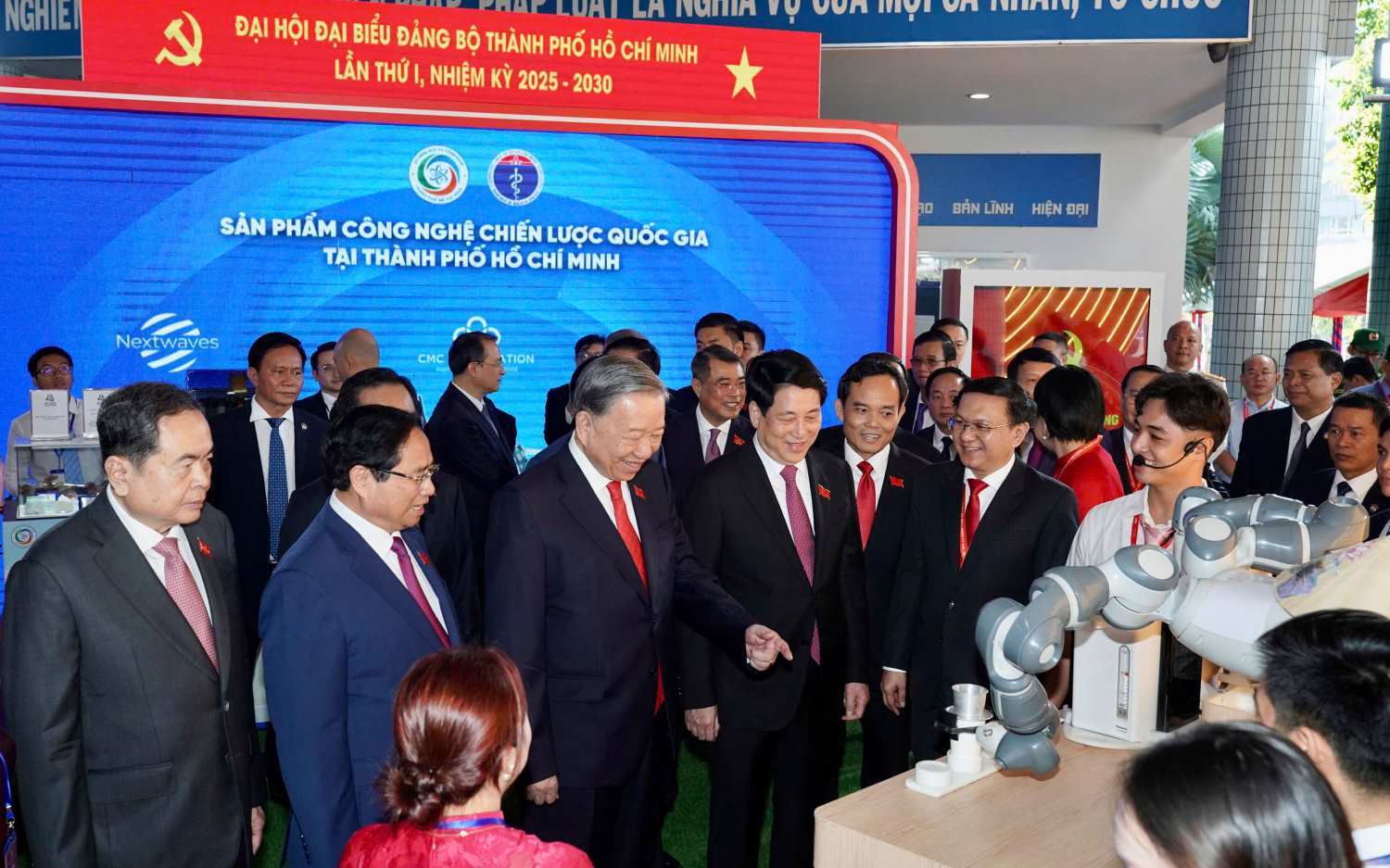 Tong Bi thu To Lam cung cac lanh dao, nguyen lanh dao Dang, Nha nuoc tham quan khong gian trien lam thiet bi cong nghe chien luoc tai Dai hoi Dang bo TPHCM. Anh: Ban to chuc