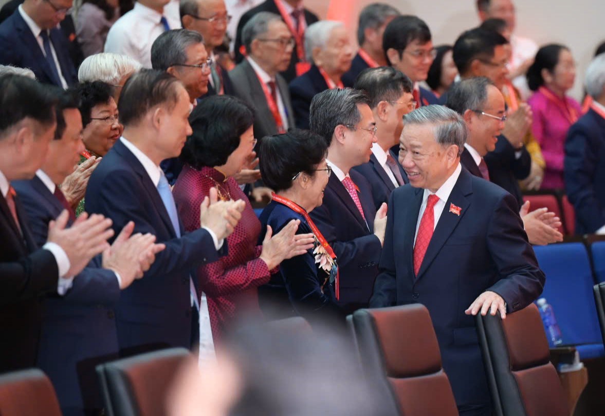 General Secretary To Lam visited delegates attending the Ho Chi Minh City Party Congress. Photo: Congress Organizing Committee