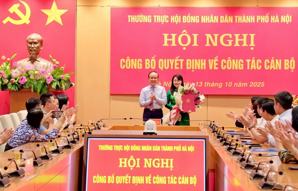 Chu tich HDND TP Ha Noi Nguyen Ngoc Tuan trao quyet dinh bo nhiem cho ba Pham Thi Thanh Huong. Anh: Le Hai