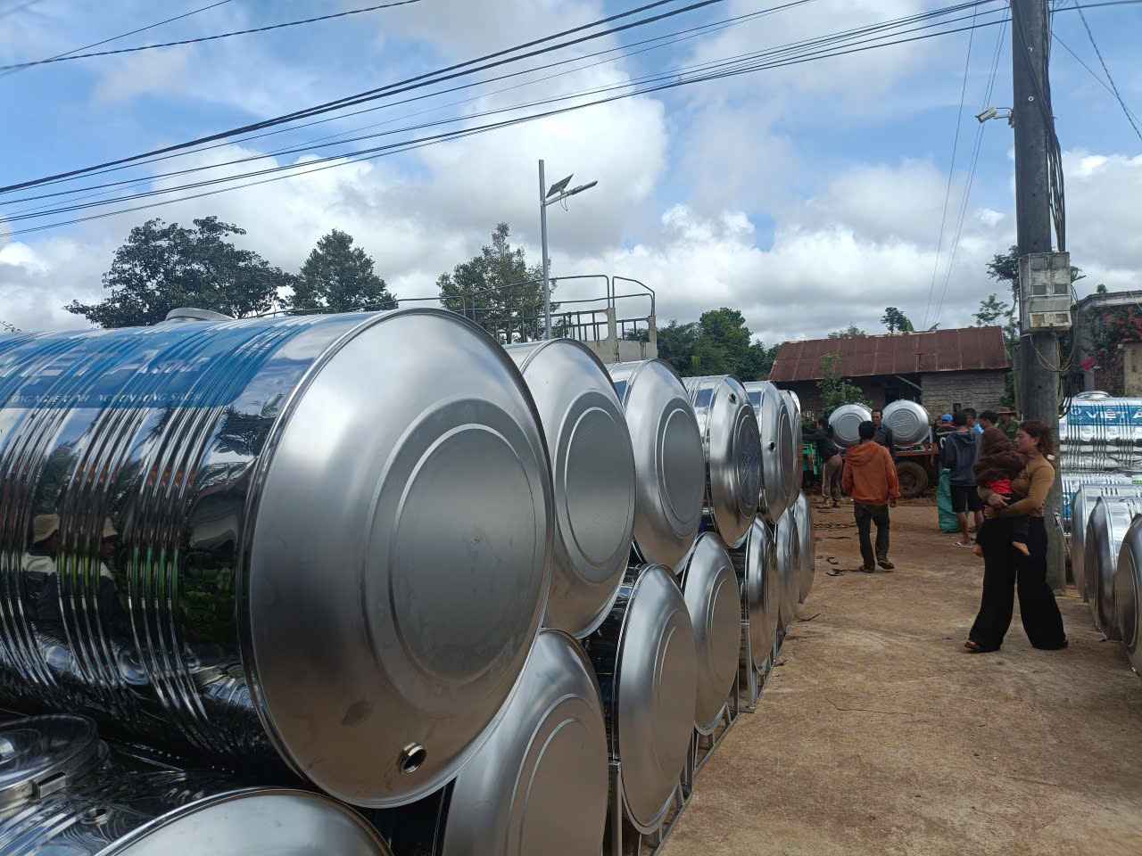 Co quan chuc nang phan bo bon chua nuoc sach cho nguoi dan kho khan. Anh: Bao Lam