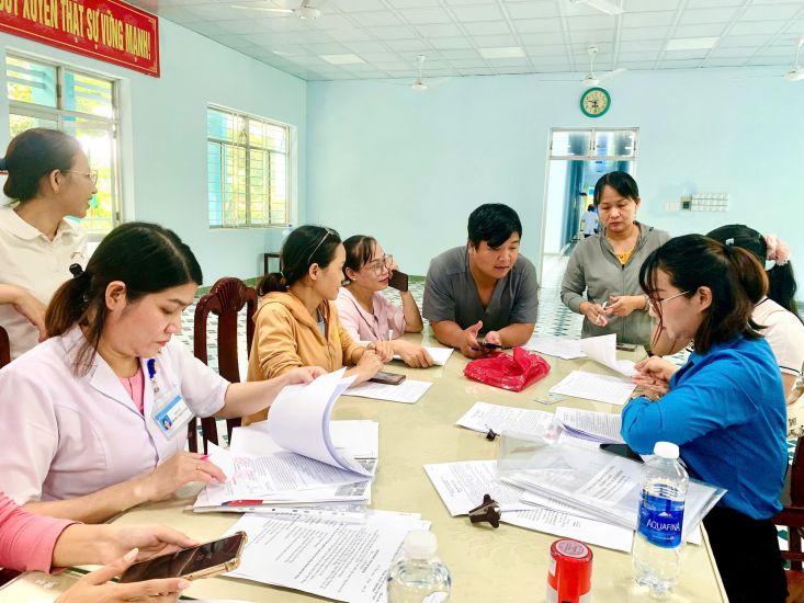 The Nam Phuoc Commune Labor Union coordinated with the Da Nang City Poor Workers' Capital Support Fund to organize the disbursement of preferential loans for union members and workers. Photo: Nam Phuoc Trade Union