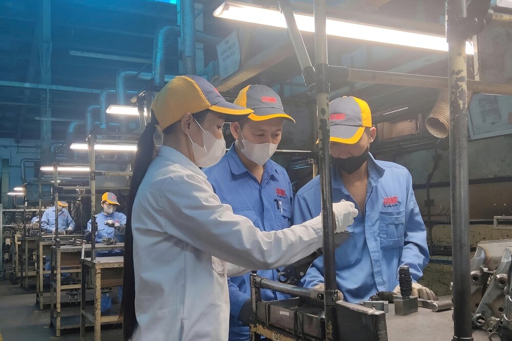 The creativity of union member Dang Thi Luong not only helps businesses save production costs but also contributes to building an effective and safe working environment. Photo: NVCC.