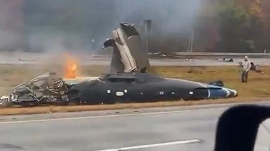 Scene of the plane crash on a highway in Massachusetts (USA). Photo: Izvestia