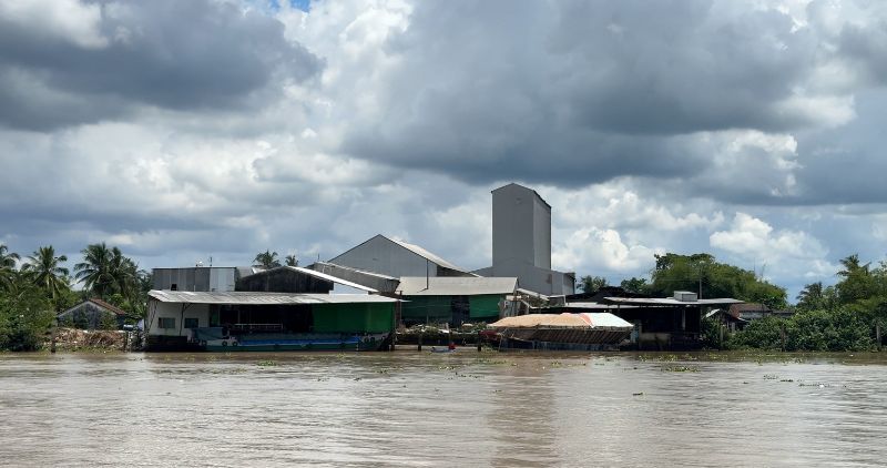 Quoi An residents are worried about the untreated ash and dust, requesting the factory to close before November 15. Photo: Hoang Loc