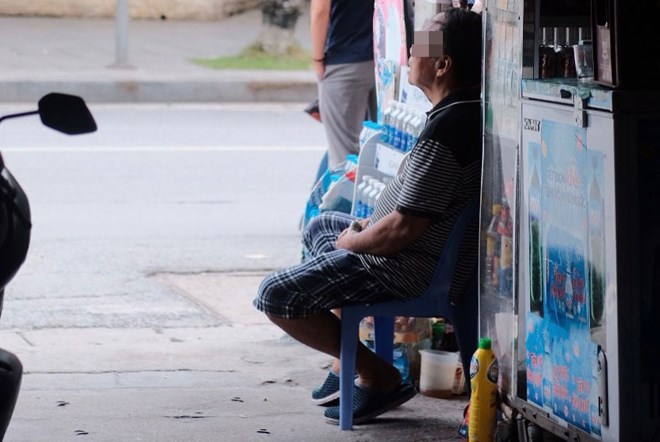 Nhiều người không chờ được đến tuổi để hưởng trợ cấp hưu trí xã hội. Ảnh: Hương Nha
