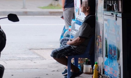 Nhiều người không chờ được đến tuổi để hưởng trợ cấp hưu trí xã hội. Ảnh: Hương Nha