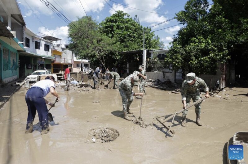 The Mexican military supports people in cleaning up after floods caused by an unnamed tropical depression. Photo: Xinhua
