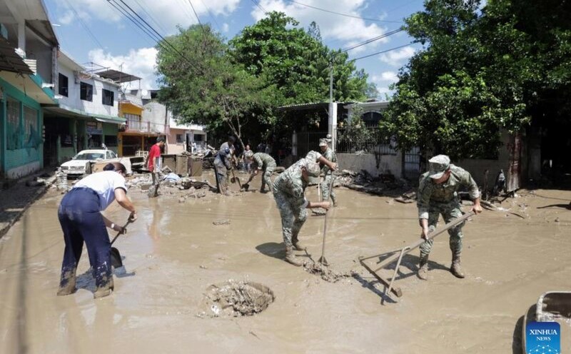 The Mexican military supports people in cleaning up after floods caused by an unnamed tropical depression. Photo: Xinhua