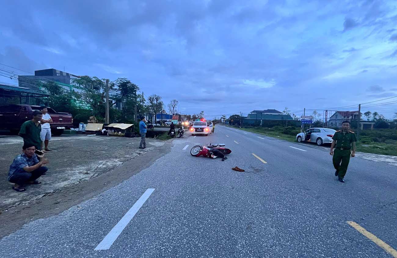 The scene of the traffic accident in which Mr. S (84 years old) died after driving a motorbike and colliding with a truck in Yen Hoa commune, Ha Tinh province. Photo: Cam Duong.