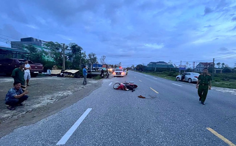 The scene of the traffic accident in which Mr. S (84 years old) died after driving a motorbike and colliding with a truck in Yen Hoa commune, Ha Tinh province. Photo: Cam Duong.