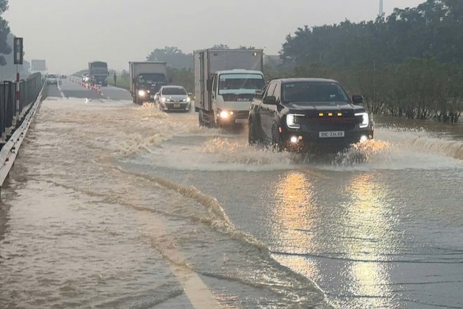 Hanoi Drainage Company warns of the risk of flooding in some places. Photo: Huu Chanh