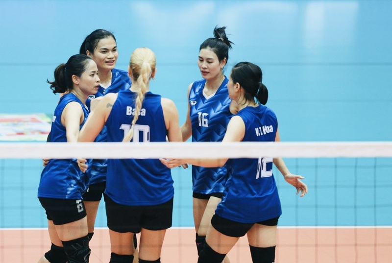 クアンニン女子バレーボールチームは、2025年全国Aリーグから昇格権を獲得することを決意しています。写真:Chi Tran