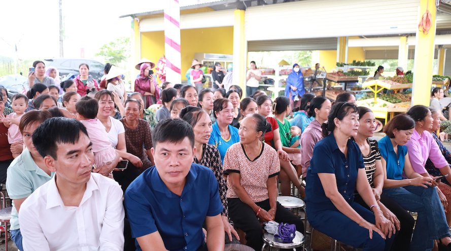 Xa Minh Chau, Ha Noi khai truong tuyen buyt noi xa dao den trung tam thanh pho. Anh: Truc Nhu