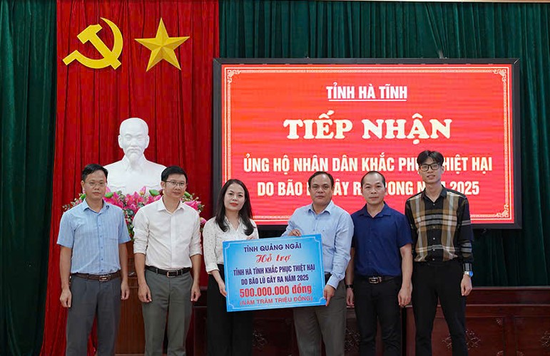 Doan cong tac Uy ban MTTQ Viet Nam tinh Quang Ngai trao 500 trieu dong ho tro nhan dan Ha Tinh khac phuc hau qua bao lut. Anh: Vien Nguyen