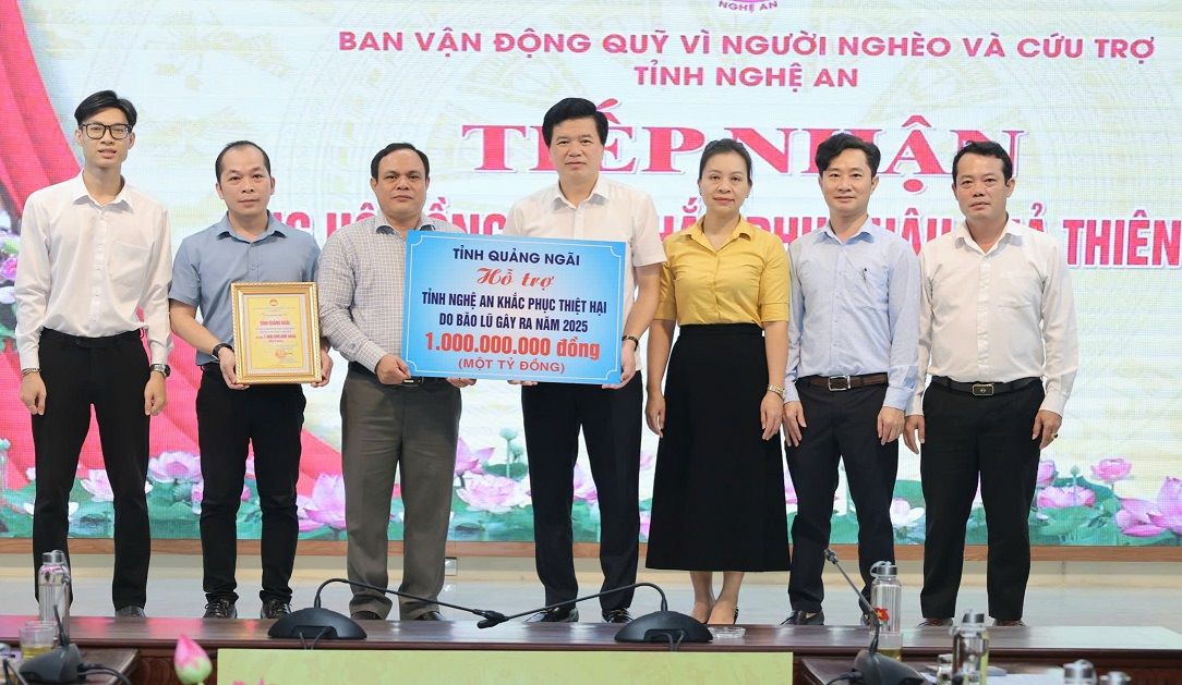 호응옥틴 꽝응아이성 베트남 조국전선 위원회 부위원장(왼쪽에서 세 번째)이 폭풍우와 홍수로 인한 피해를 극복하기 위해 응에안성 주민들을 지원하기 위해 10억 동을 방문하여 전달했습니다. 사진: 낫선