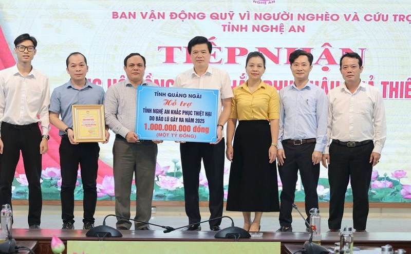 Mr. Ho Ngoc Thinh - Vice Chairman of the Vietnam Fatherland Front Committee of Quang Ngai province (3rd, from left) - visited and presented 1 billion VND to support the people of Nghe An province to overcome the damage caused by storms and floods. Photo: Nhat Son