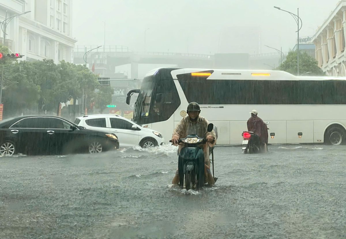 Nga tu truoc cua Buu dien trung tam thanh pho ngap trong bien nuoc. Ảnh: Ngoc Trinh