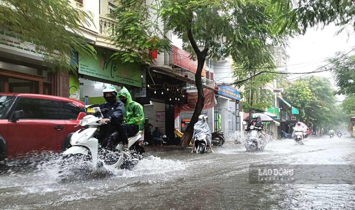 9h30 ngay 14.10, khu vuc duong Nguyen Binh, phuong Gia Vien da menh mong nuoc. Ảnh: Mai Dung