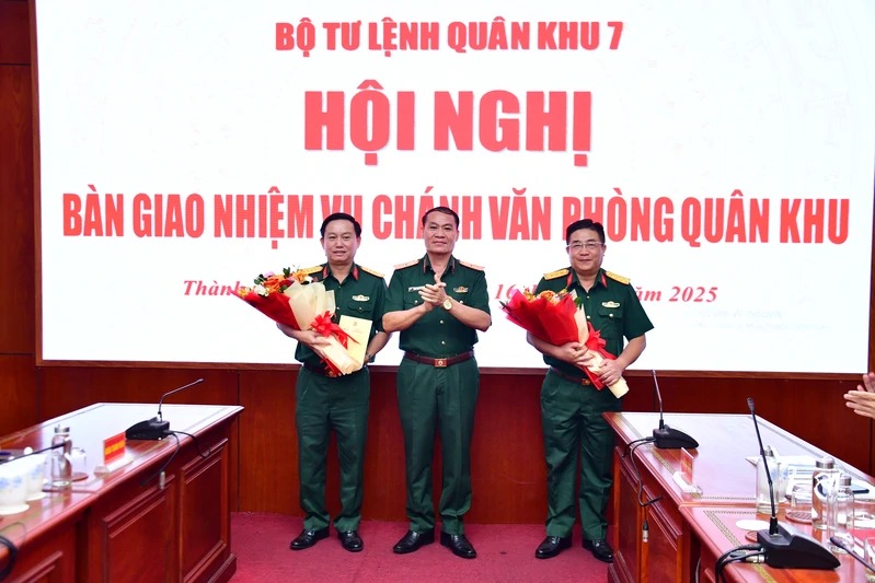 Thieu tuong Tran Ngoc Minh - Pho Tu lenh Quan khu tang hoa chuc mung Dai ta Huynh Viet Tam va Thuong ta Tran Minh Trung. Anh: Quan khu 7