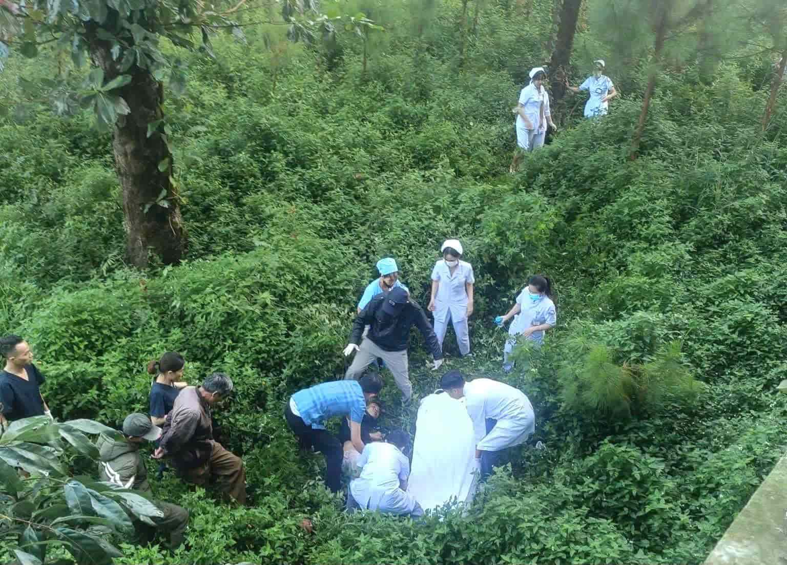 The scene of the patient jumping from the 3rd floor of Lam Dong Hospital II (Lam Dong province) to the ground. Photo: Provided by the people